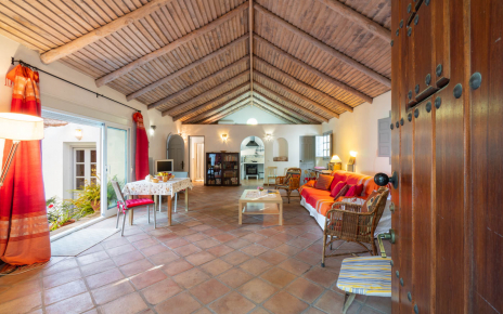 La sala de estar se abre a zonas exteriores a través de ventanas correderas